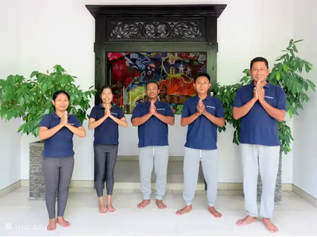 Bali Villa Dunia Seni huren in Indonesië, Bali, Bukti - villa Dit is het personeel van de villa. De kok/huishoudster, de manager, de bewaker, de tuinman en de chauffeur.