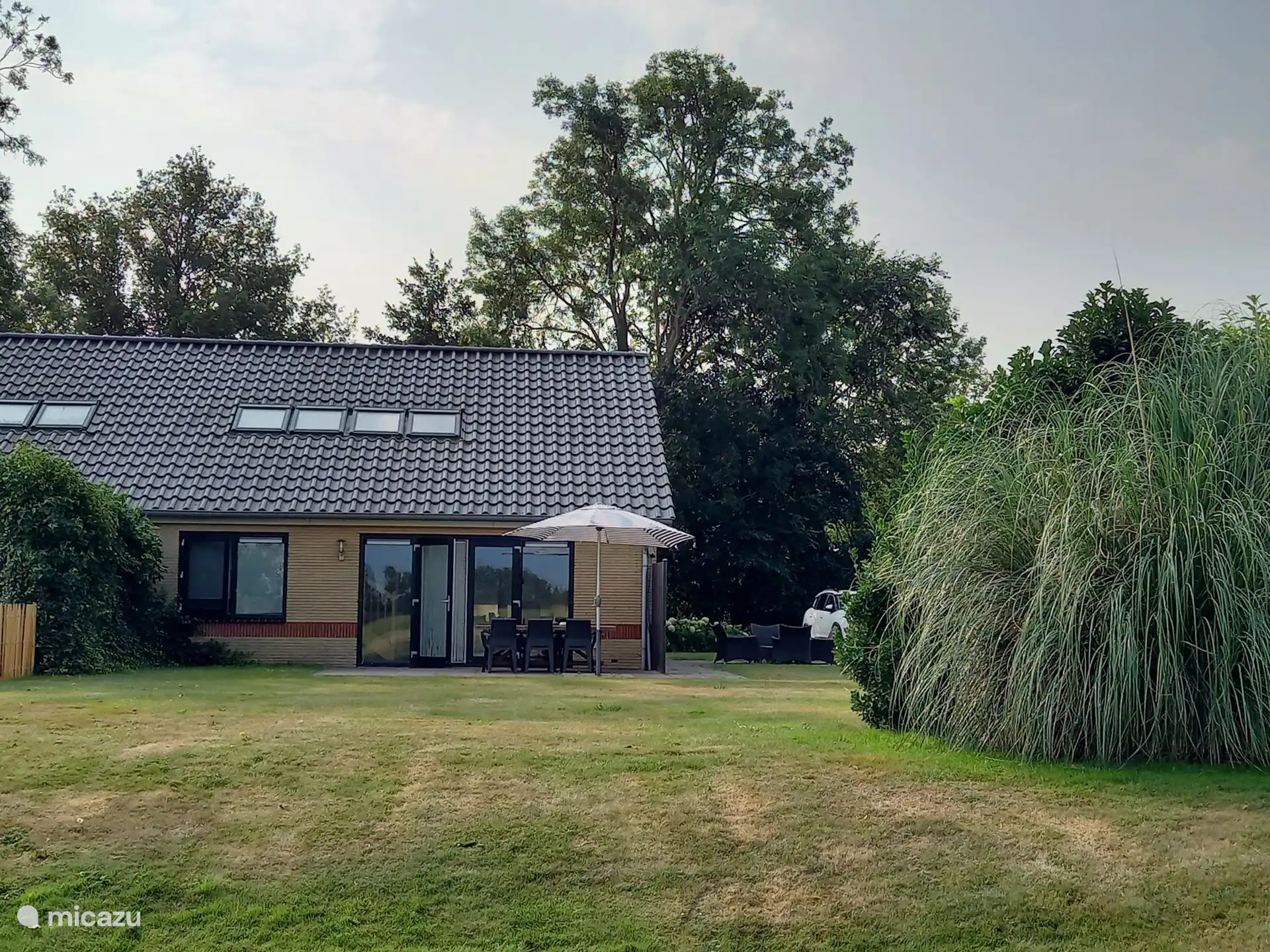 Sonnenterrasse auf der Seite (SW) mit eigenem Parkplatz. Schöne Aussicht über den Wiesen. Abstellraum mit zwei sportbikes (Einsatz im Lieferumfang enthalten)