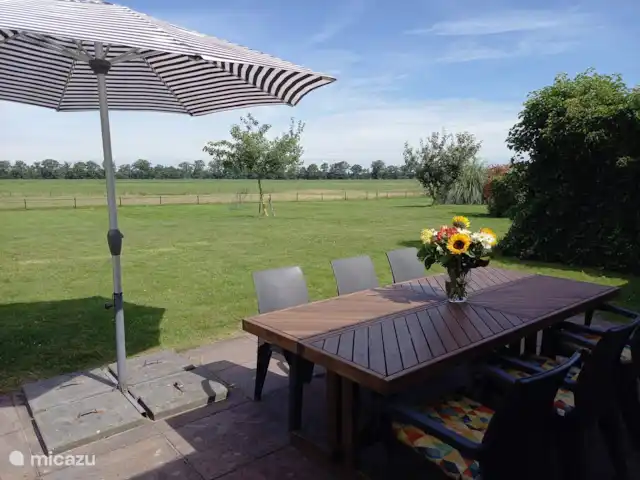 Lyts Sypenstien | Pays-Bas, Frise, Langweer - maison de vacances Terrasse arrière avec grande table, 6 chaises et grand parasol.