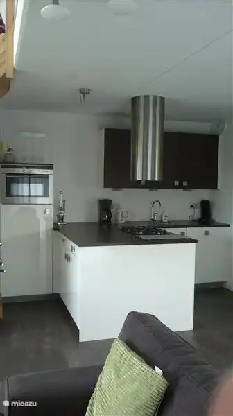 Voll ausgestattete, moderne Küche.