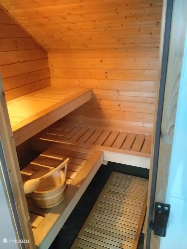 Finnische Sauna, geräumig genug für 4 Personen. Ausgestattet mit Radio/CD-Kombination.