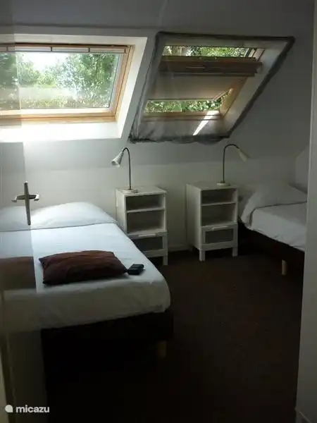 Erste Schlafzimmer mit Doppelbett im ersten Stock.