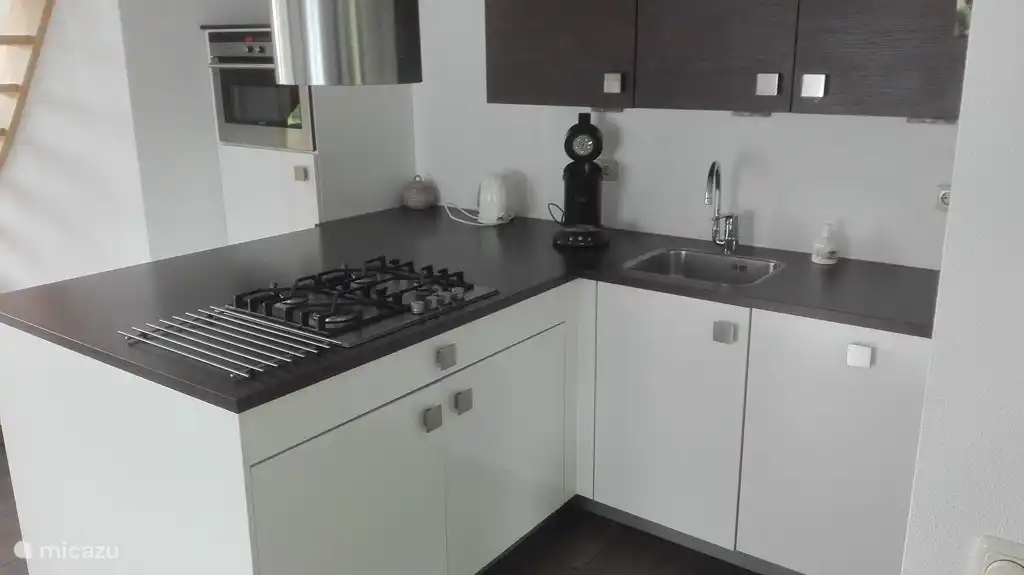 Sehr komplette Küche, inkl. Spülmaschine, Kombimikrowelle, Senseo und Schnellfilterkaffeemaschine mit Thermoskanne etc.