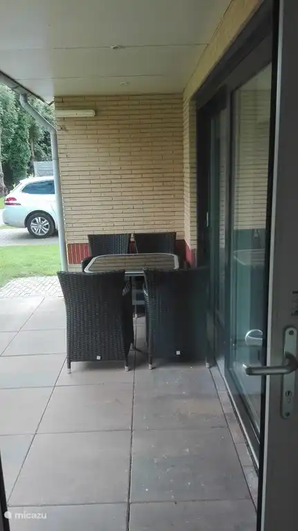 Überdachte beleuchtete Vorderterrasse, leckeres Frühstück in der Morgensonne