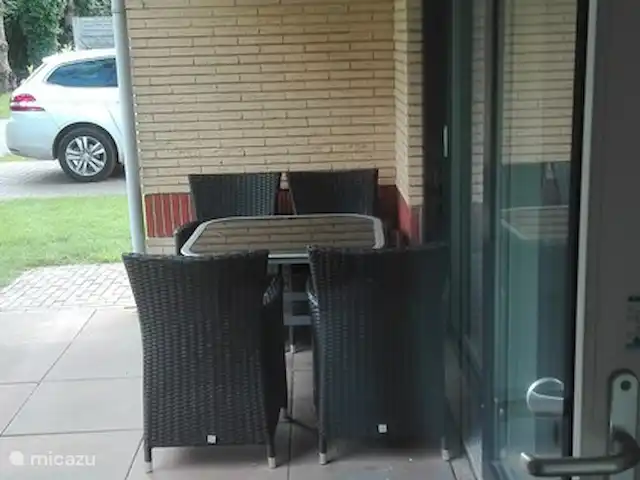 Lyts Sypenstien | Pays-Bas, Frise, Langweer - maison de vacances Terrasse avant couverte et éclairée, délicieux petit-déjeuner au soleil du matin