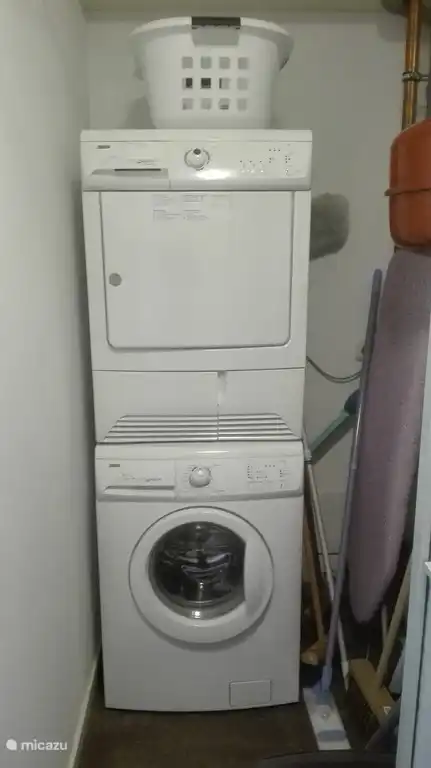 Hauswirtschaftsraum mit Waschmaschine und Trockner