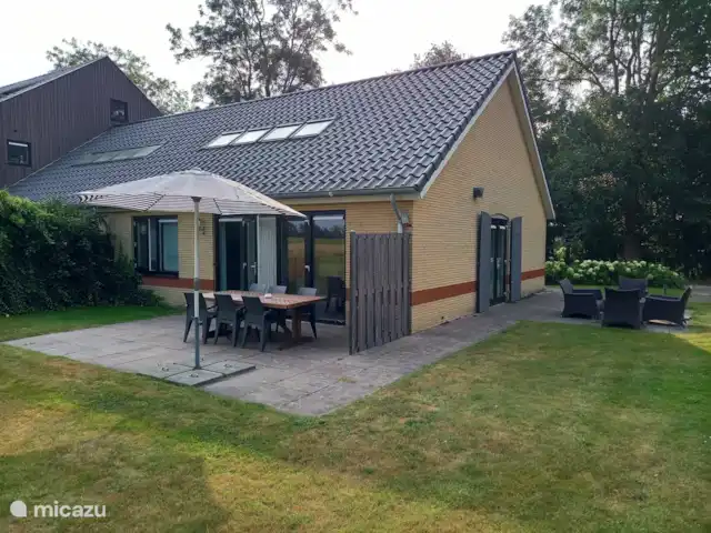 Lyts Sypenstien | Pays-Bas, Frise, Langweer - maison de vacances Deux terrasses ensoleillées, avec un bel ensemble salon.