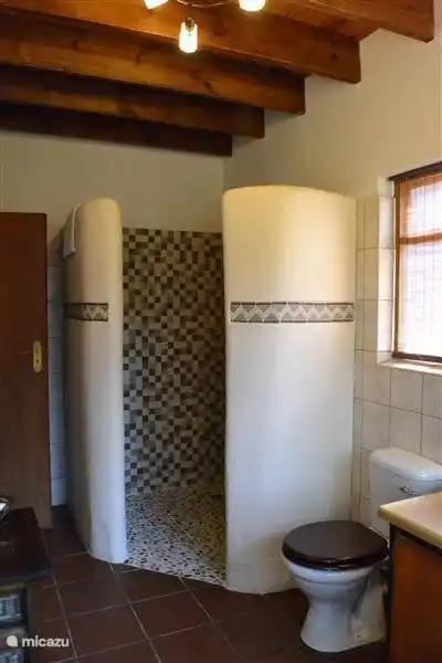 Lounge auf der Veranda mit Blick auf den Garten und Teichen