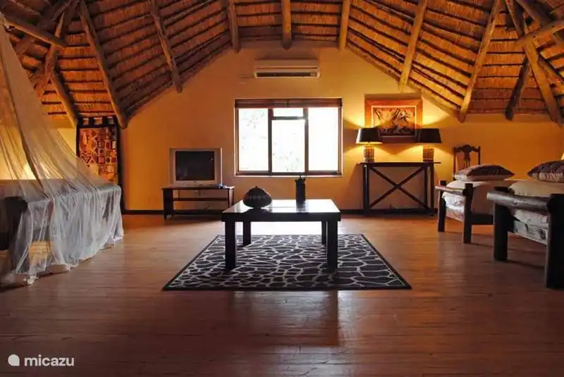 Blick aus dem Haus (Wohnzimmer) auf der Veranda und Teiche