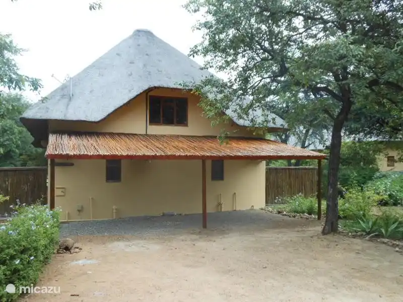 der neue große Carport (für mehr als 2 Autos) auf der Rückseite des Hauses