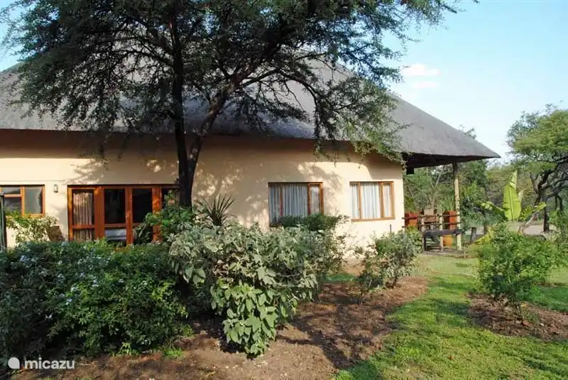 Blick vom Haus (Wohnzimmer) auf der Veranda und Teichen
