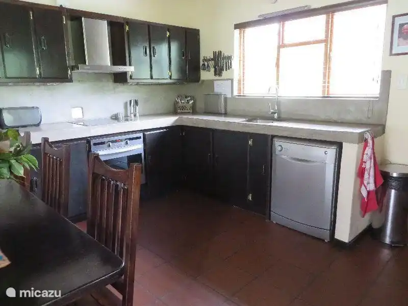 Teil der Küche mit Backofen, Spüle und Spülmaschine