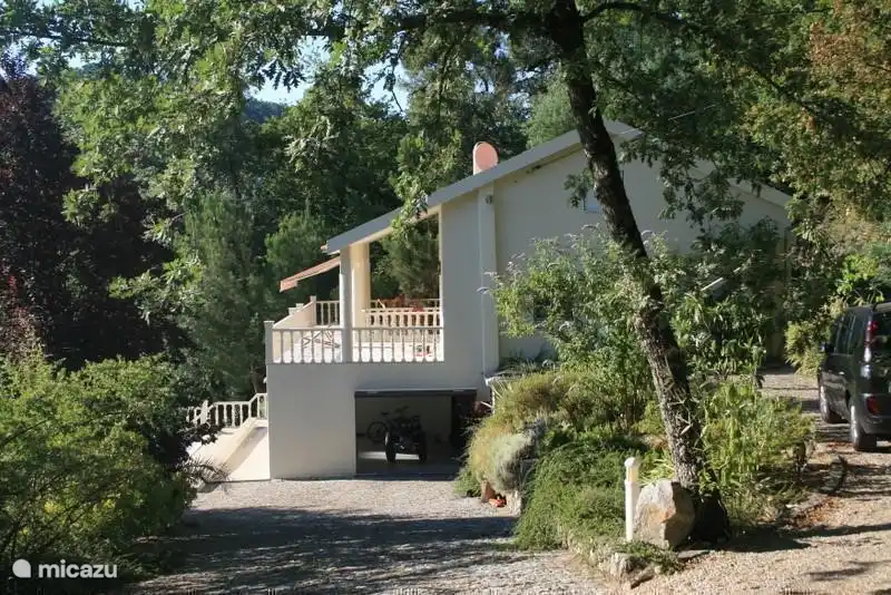 Het aanzicht vanaf de oprit