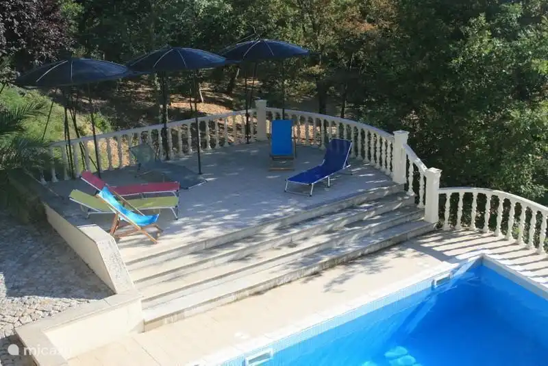 Het terras bij het zwembad