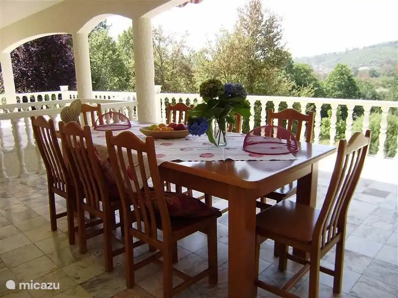 terras vanuit de woonkamer