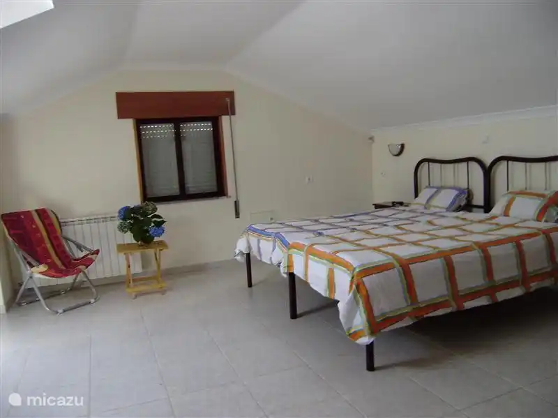 een van de slaapkamers bovenverdieping met twee eenpersoonsbedden