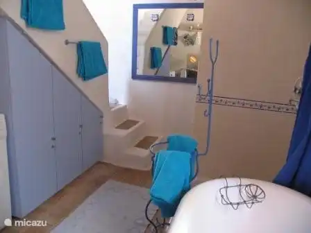 Baño (con bañera, ducha, lavabo e inodoro) y escaleras a la azotea