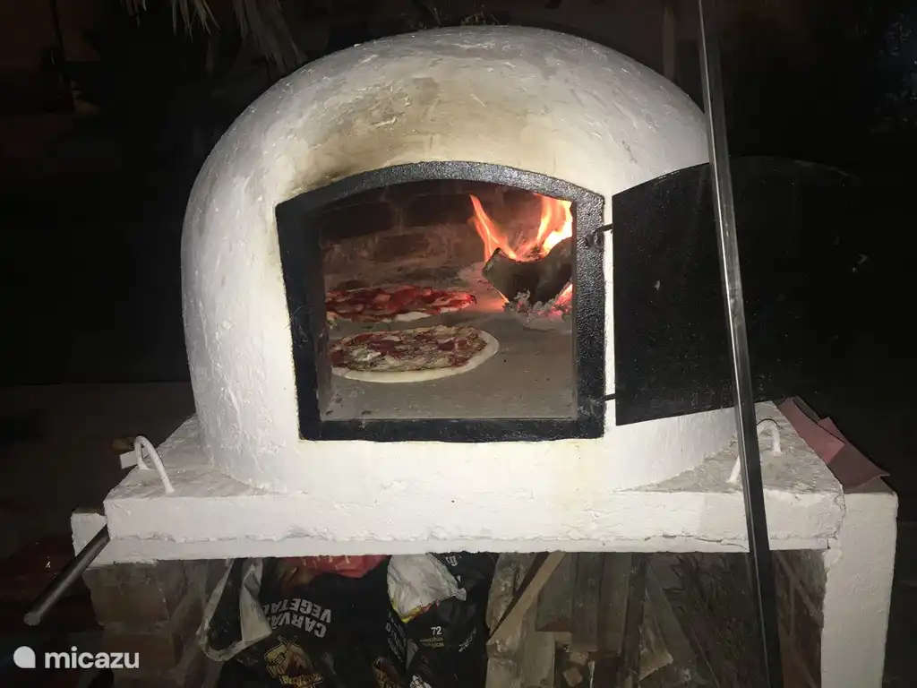Hornear pizza en el horno de pan
