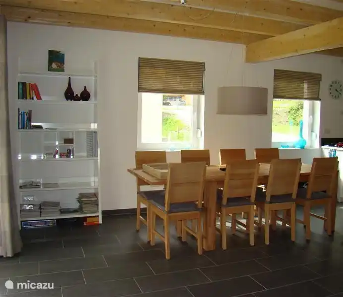 Dining room with ample space for 8 people