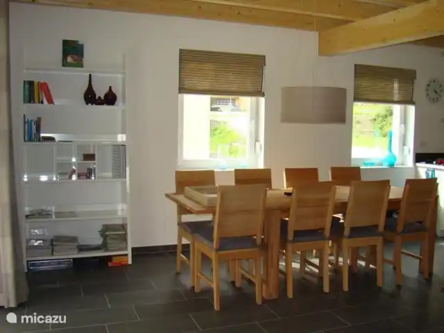 Villa Brughiera direct aan skipiste huren in Oostenrijk, Karinthië, Kötschach-Mauthen - vakantiehuis Eetkamer met ruim voldoende plaats voor 8 personen en een boekenkast met reisinformatie, leesboeken en spelletjes.