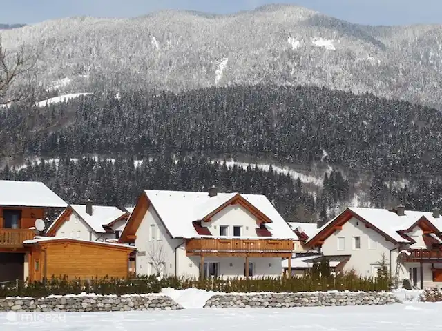 Villa Brughiera direct aan skipiste huren in Oostenrijk, Karinthië, Kötschach-Mauthen - vakantiehuis Villa Brughiera. Een comfortabele woning in het gezellige Kötschach-Mauthen.
Een heerlijke plek om winter en zomer uw vakantie door te brengen! Een uitstekende plek om te skiën, langlaufen of om winter wandelingen te maken.