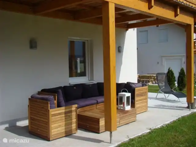 Villa Brughiera direct aan skipiste huren in Oostenrijk, Karinthië, Kötschach-Mauthen - vakantiehuis Het ruime balkon zorgt voor een heerlijk overdekt terras op het zuiden. De plek om te genieten van het prachtige uitzicht!