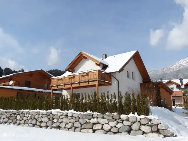 Villa Brughiera direct aan skipiste huren in Oostenrijk, Karinthië, Kötschach-Mauthen - vakantiehuis Aanzicht woning met op de achtergrond de piste.