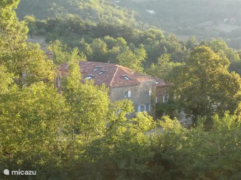 Photo of the hamlet Les Bergerons of which the Atelier forms part.