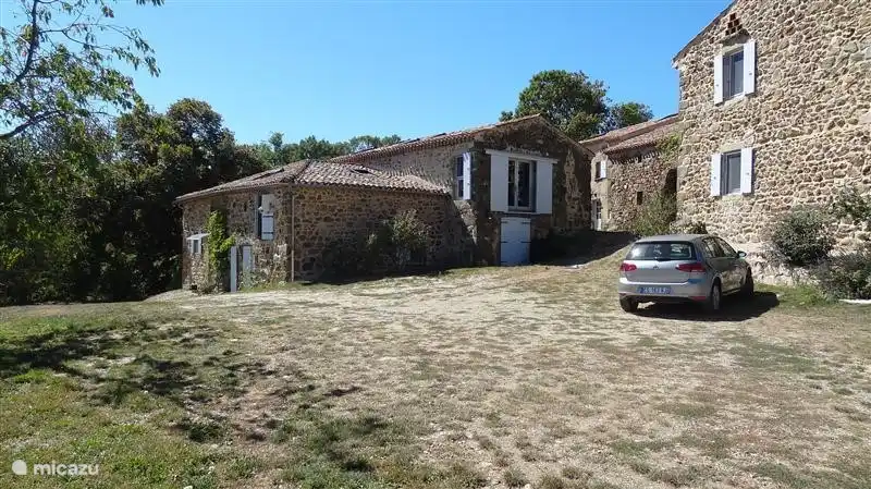 Left the studio, behind Elise, right house owners