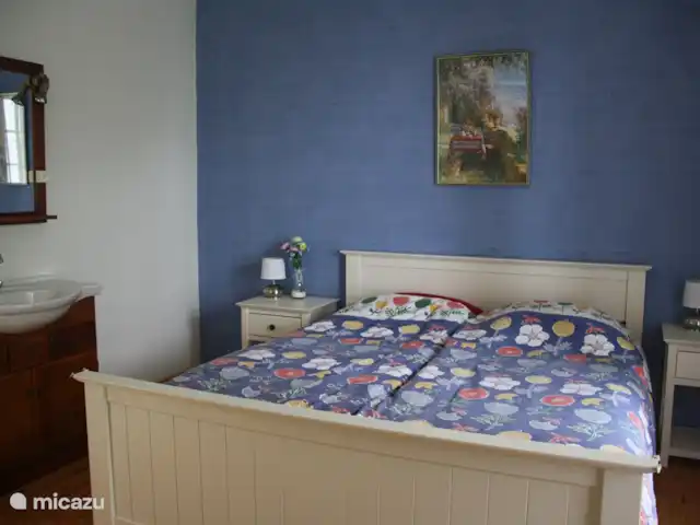 villa huren in Frankrijk, Lot, Sousceyrac – La Tour des Abeilles Slaapkamer met een eigen wastafel.