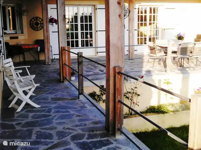 villa huren in Frankrijk, Lot, Sousceyrac – La Tour des Abeilles Achterterras met uitzicht op het zwembad.