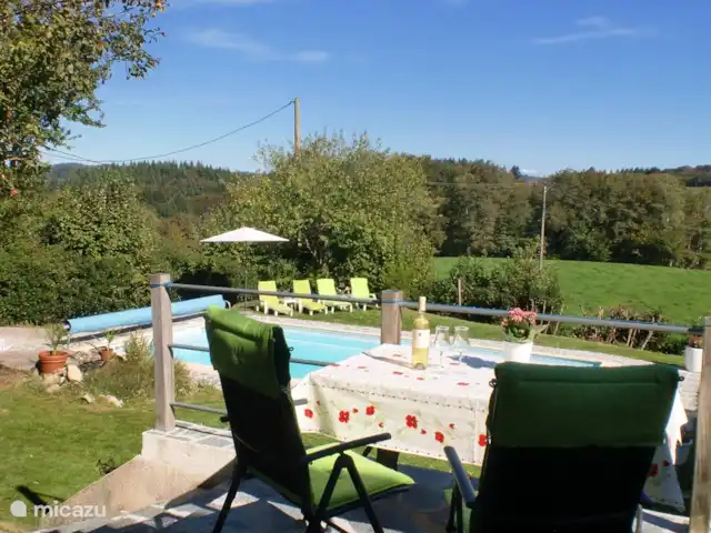 villa huren in Frankrijk, Lot, Sousceyrac – La Tour des Abeilles Vanaf het terras uitzicht op het zembad