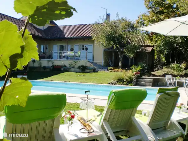 villa huren in Frankrijk, Lot, Sousceyrac – La Tour des Abeilles Met uitzicht op het achterterras.