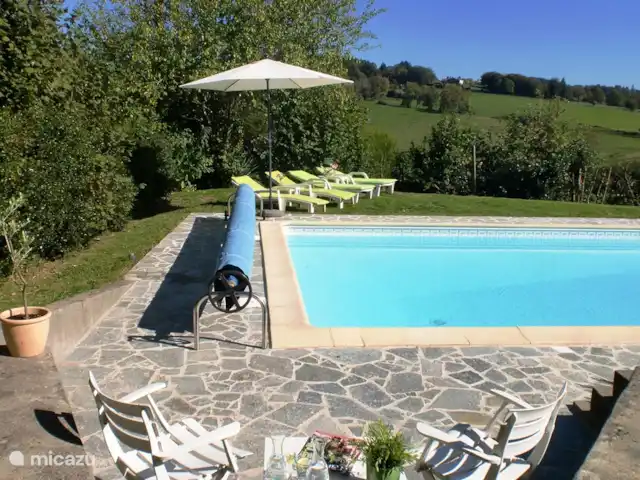 villa huren in Frankrijk, Lot, Sousceyrac – La Tour des Abeilles Op de ligstoelen lekker uitrusten.