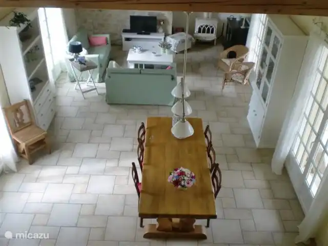 villa huren in Frankrijk, Lot, Sousceyrac – La Tour des Abeilles Overzicht woonkamer vanaf de mezzanine.