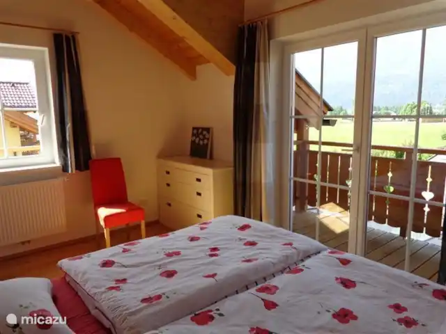 Villa Gentiaan | Autriche, Carinthie, Kötschach-Mauthen - maison de vacances Chambre principale avec vue fantastique sur les Alpes carniques avec portes-fenêtres donnant sur le balcon