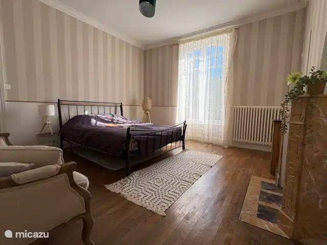 Château Marie-Louise | France, Allier, Néris-les-Bains - manoir / château Chambre à coucher au premier étage