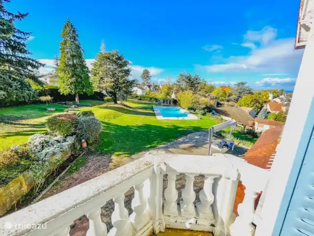 Château Marie-Louise | France, Allier, Néris-les-Bains - manoir / château balcon vue depuis le premier étage