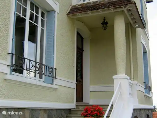 Château Marie-Louise | France, Allier, Néris-les-Bains - manoir / château entrée principale