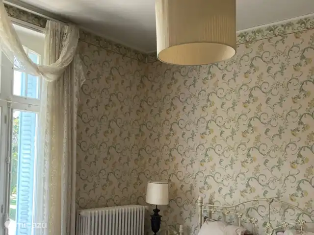 Château Marie-Louise | France, Allier, Néris-les-Bains - manoir / château même chambre au premier étage avec balcon