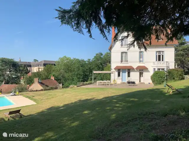 Château Marie-Louise | France, Allier, Néris-les-Bains - manoir / château Vue arrière