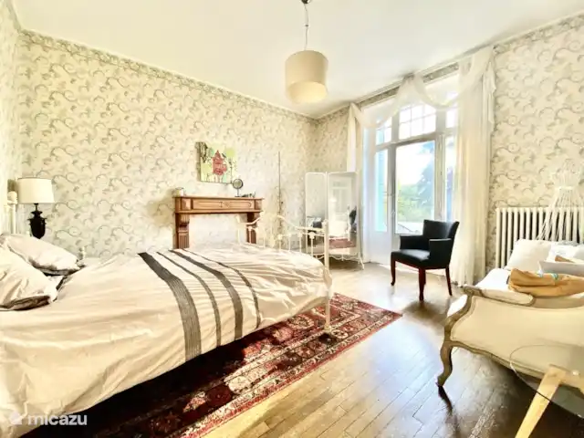 Château Marie-Louise | France, Allier, Néris-les-Bains - manoir / château chambre balcon premier étage