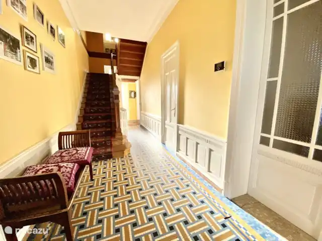 Château Marie-Louise | France, Allier, Néris-les-Bains - manoir / château couloir rez-de-chaussée, entrée klaxon