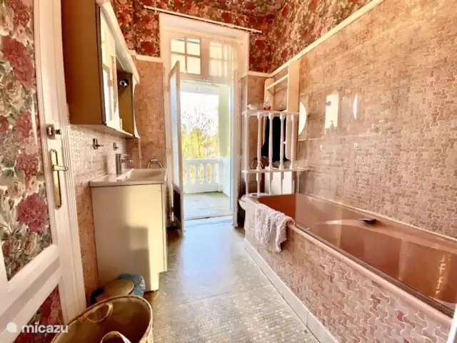 Château Marie-Louise | France, Allier, Néris-les-Bains - manoir / château salle de bain premier étage