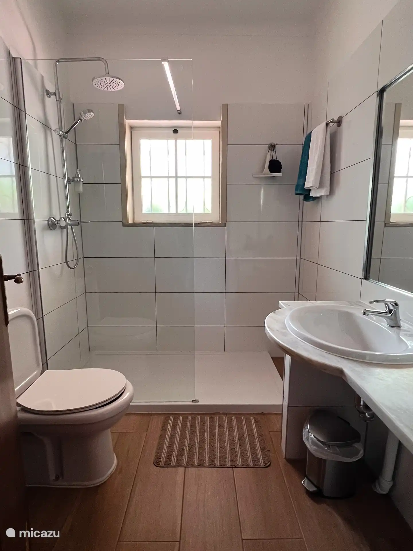 Bathroom 1
Present: Walk-in shower. Large mirror, with spacious sink. Cupboard with enough towels and beach towels. Hair dryer 2x. Shower with 2 x hard jet and small jet. Window. And a bath foam available. Wonderful bathroom. 
