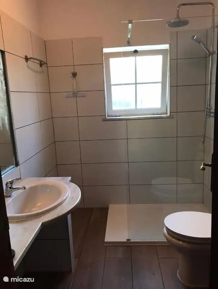 Bathroom 2
Present: Walk-in shower.
Wonderful for people who have difficulty walking and there is also an anti-slip in the shower room.
very big and easy. 