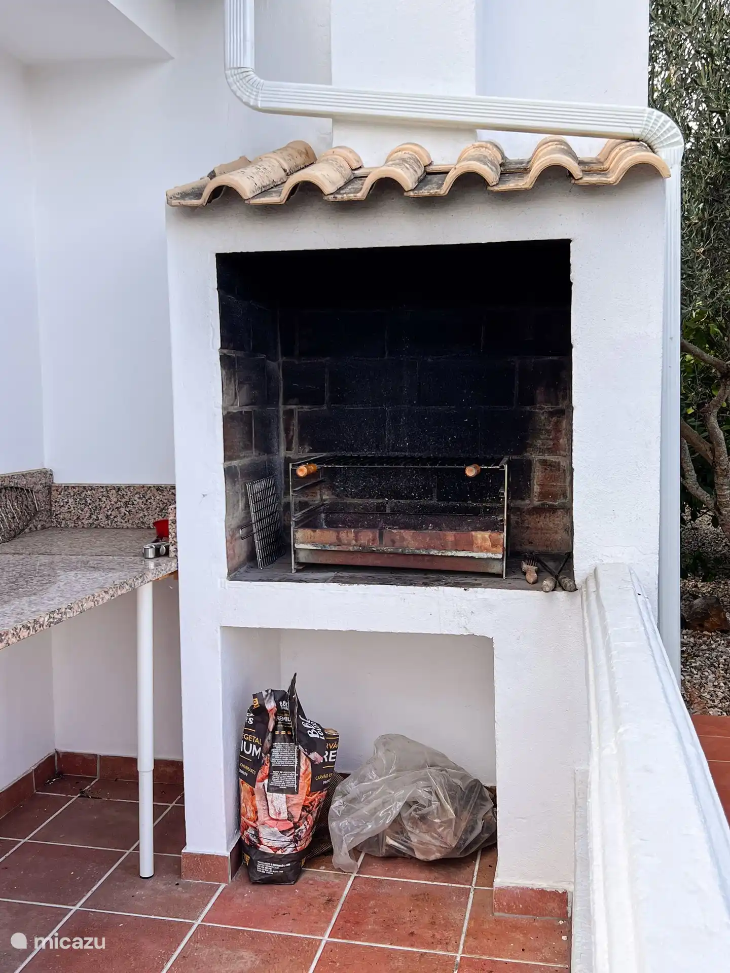 YES GENTLEMEN TOO FOR YOU. A fantastic BBQ for beautiful days, and the ladies can enjoy doing nothing. Also around the corner, so that you are not in the strange air. An extra large outdoor table has also been added. And you have a beautiful view from here.