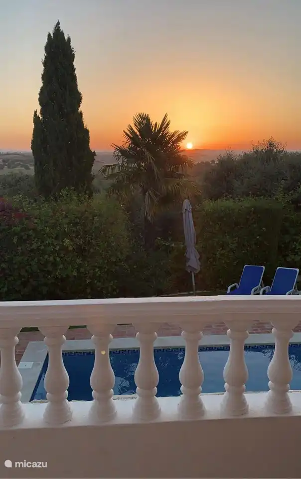 VIEW Villa Concha.
If you are an early riser, you can see this. A beautiful sunrise.