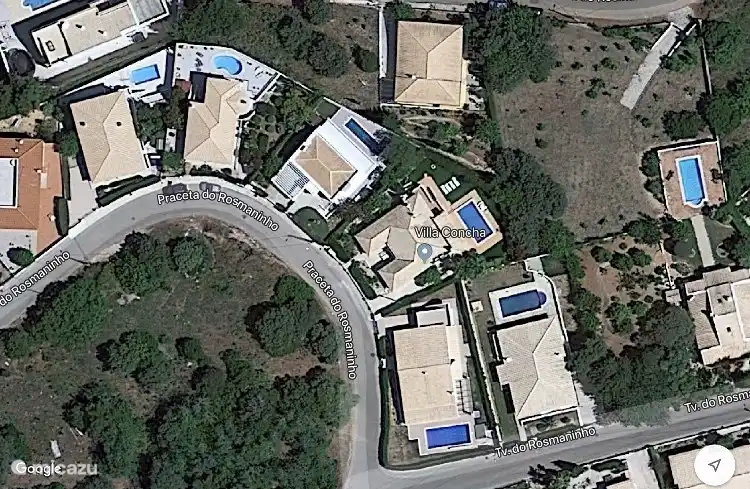 Aerial view Villa Concha. If you are not sure whether this villa exists. Here's the proof. You see what the villa looks like here if you search for villa Concha on Google. The address can also be viewed. And you see that things are going well.