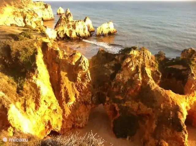 BEAUTIFUL PORTUGAL. This is very close but you do have to know. So I'm going to explain it now. You go to Alvor and in addition Prainha. Superbly located. There is also a restaurant where you take the elevator goes down and reach these positions. Is also in our book in the house. Make it a beautiful day of. Also go to Alvor, Lagos, Ferragudo, Portimao, Carveiro, Lagoa, Albufeira, Praia da Rocha to reach by car. Everything within half an hour Very lovely time in beautiful Portugal.